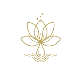 Ein goldener Umriss einer Lotusblume mit drei Punkten darüber, vor einem hellen Hintergrund. Wellenförmige Linien unter der Blüte deuten auf Wasser hin und symbolisieren Ruhe und Ausgeglichenheit - perfekt für Seminare oder Blütenessenzen auf der Lichtquellalm.