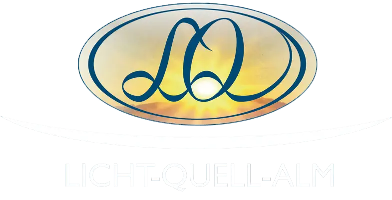 Ein ovales Logo mit stilisierten blauen Buchstaben "LQ" über einem Sonnenaufgangshintergrund, darüber der Text "LICHT-QUELL-ALM" in hellen Großbuchstaben, der die Lichtquellalm und ihre Verbindung zu Dr. Töths Licht-Quanten Forschung darstellt.